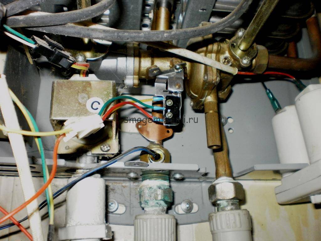 Почему газовая колонка включается с хлопком: причины и способы устранения неисправности