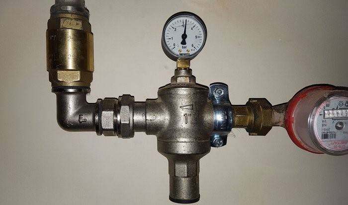 Регулируемый редуктор давления воды в системе водоснабжения и квартире