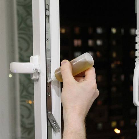 Смазка фурнитуры пластиковых окон - виды, методы, рекомендации
