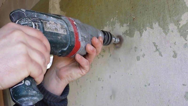 Как убрать старую краску со стены: снятие масляного и водоэмульсионного покрытия. как очистить стены от старой краски – проверенные способы