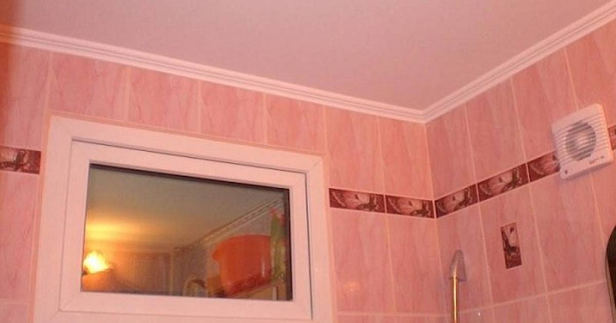 Зачем нужны окошки между туалетом и ванной: виды и оформление окон