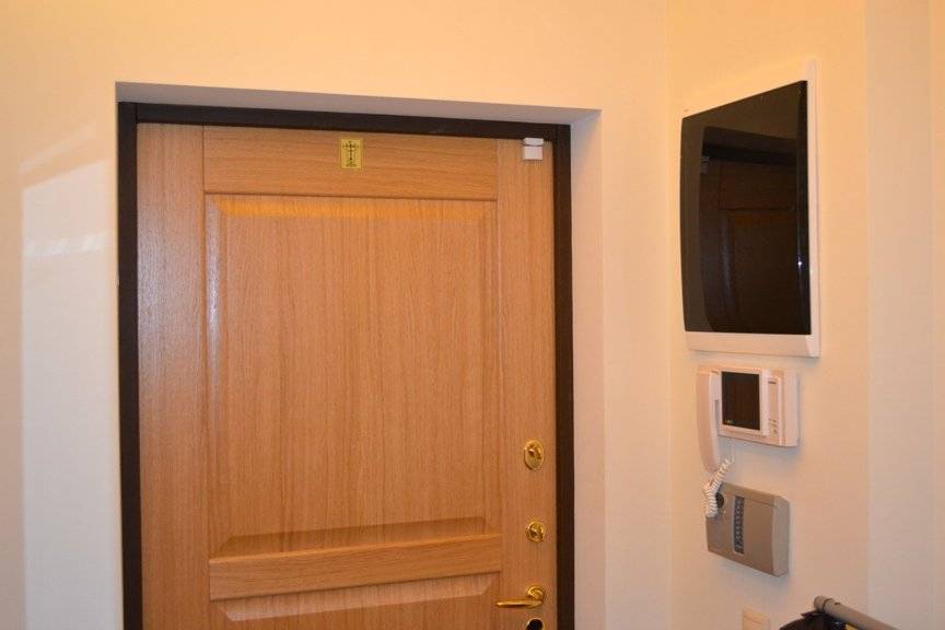 Самые популярные варианты отделки откосов входной двери изнутри
