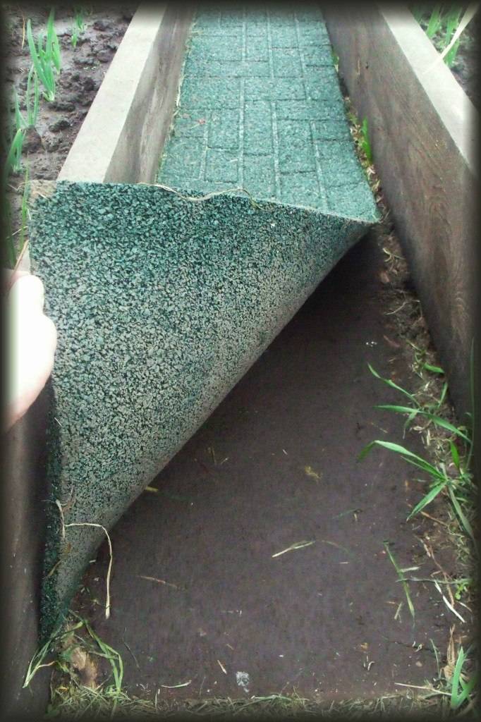 Дорожки между грядками в огороде